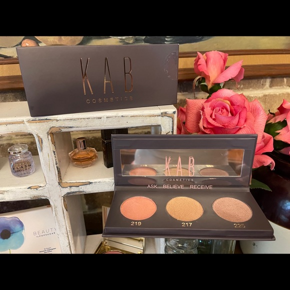 KAB Cosmetics Sugar Rush GlowMeUp Palette - Picture 2 of 3